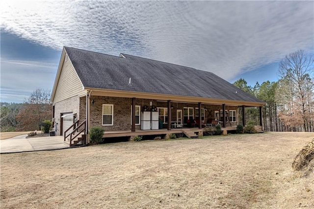 view of front of home with covered porch and a garage