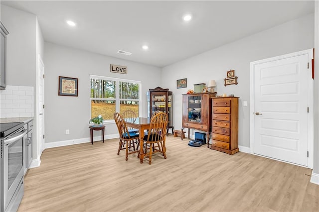 dining space with light wood finished floors, visible vents, recessed lighting, and baseboards