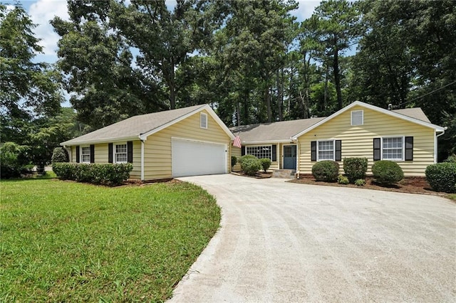 2466 Country Club Dr, Conyers, GA 30013 - ranch-style house featuring a detached garage, a front yard, and view of wooded area