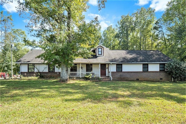 view of front of property featuring a front lawn and a porch