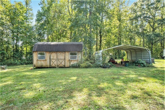 view of yard featuring a shed and a carport