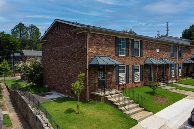 view of front of property with a front yard