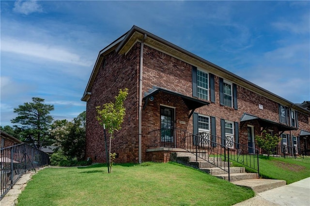 view of front of property with a front yard