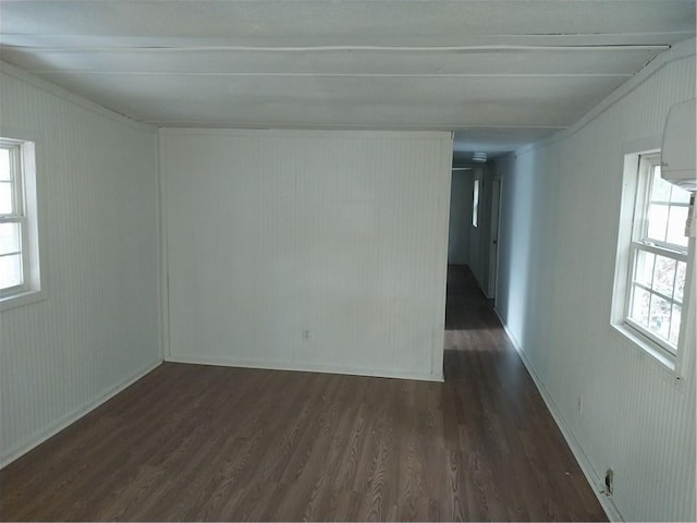 spare room featuring dark wood-style floors