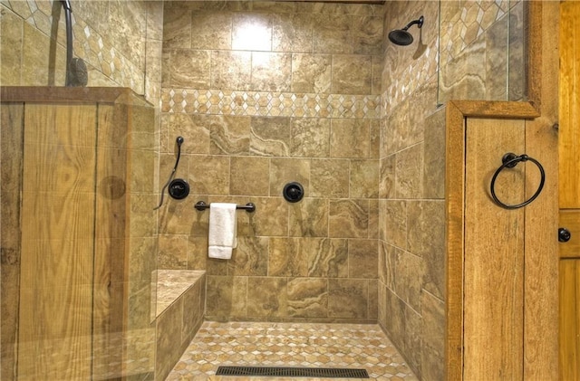 bathroom featuring tiled shower