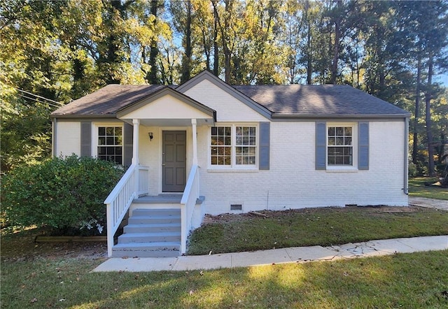 view of front of property featuring a front yard