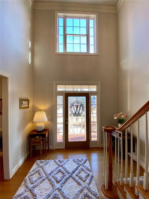 dining area featuring ornamental molding, a chandelier, and light hardwood / wood-style floors