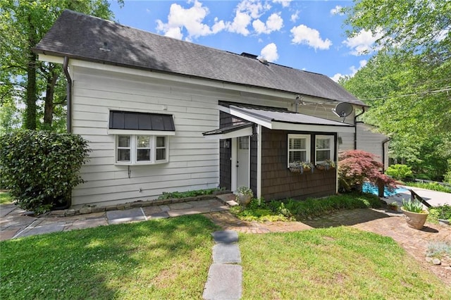 467 Liberty Grove Rd, Alpharetta, GA 30004 - bungalow with a front lawn and roof with shingles