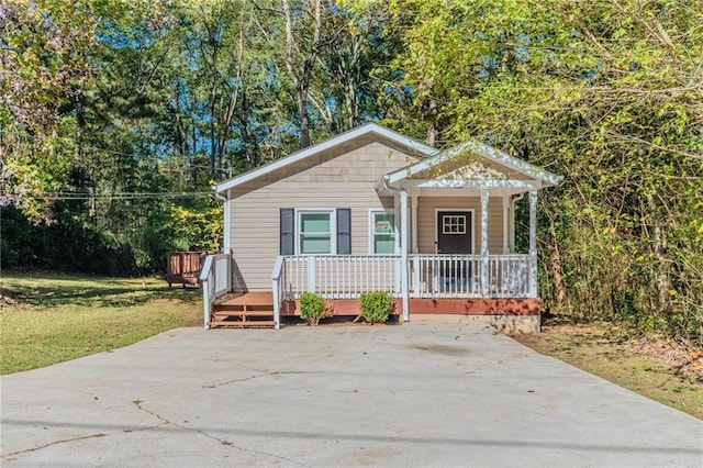 view of front of house with covered porch and a front lawn