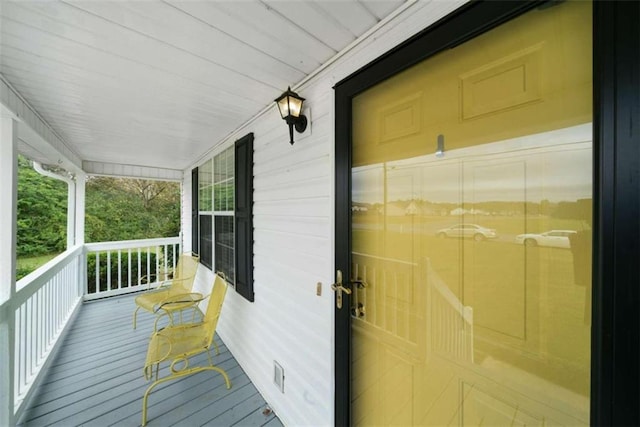 property entrance featuring a porch