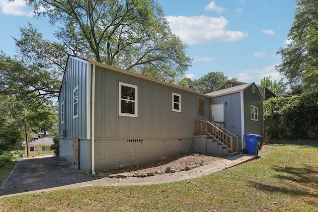 exterior space with a yard