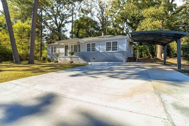 ranch-style house featuring driveway