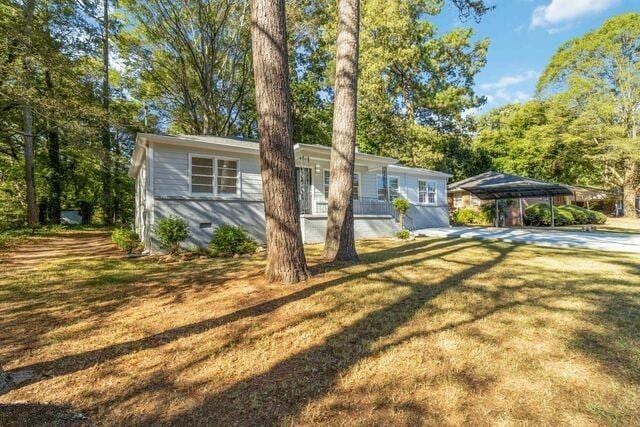 view of front of house with a front lawn and crawl space