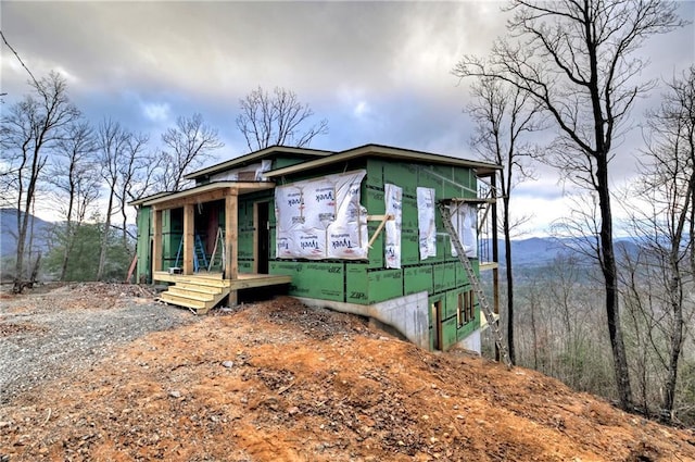 view of front facade featuring a mountain view