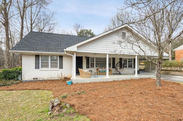 view of front of property featuring a porch and a front yard