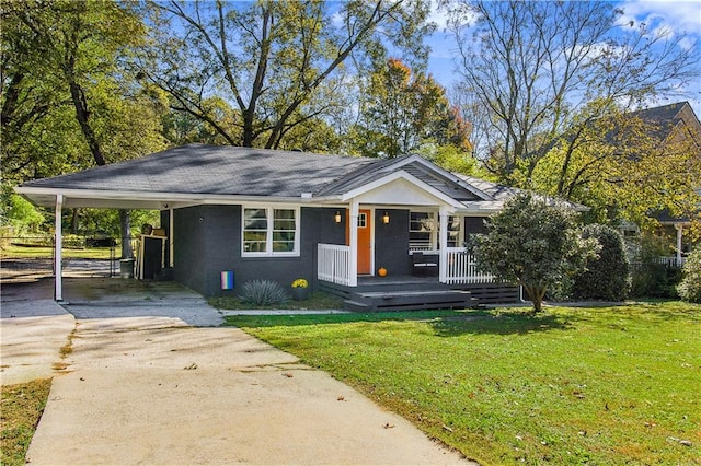 view of front of property featuring a porch, a carport, and a front lawn