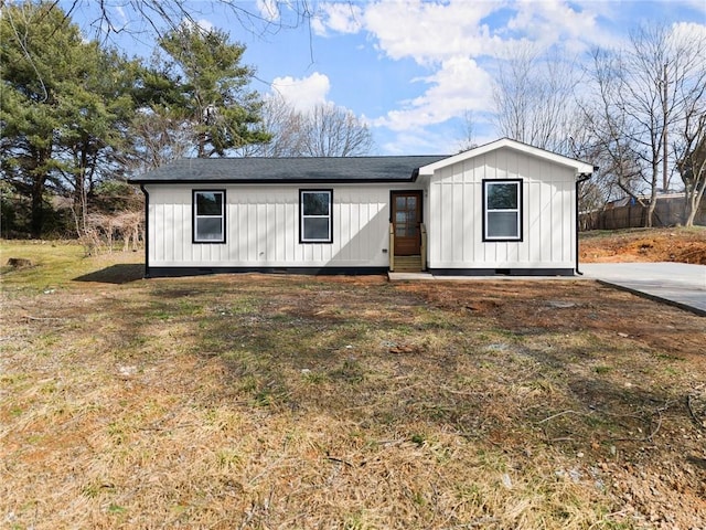 view of front of property with a front lawn