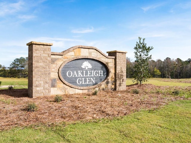 community sign featuring a yard