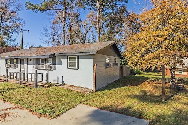 view of front of home featuring cooling unit and a front yard