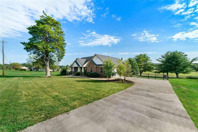 view of front of home featuring a front yard