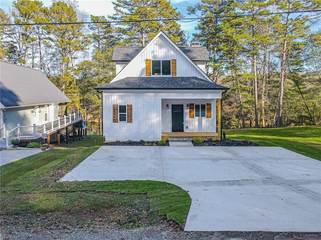 view of front of house featuring a front yard