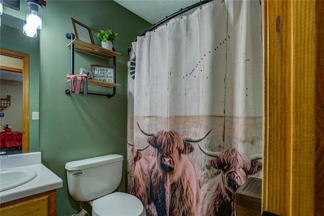 bathroom featuring a shower with curtain, vanity, and toilet