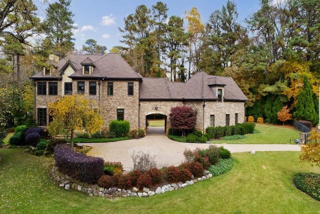 view of front of home featuring a front yard