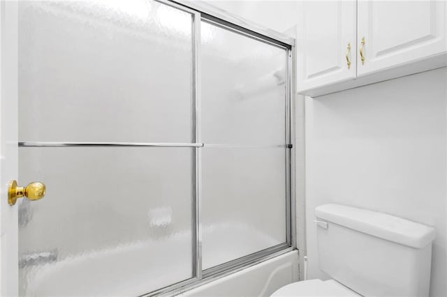 385 Windermere Cir, Newnan, GA 30265 - full bath featuring toilet and bath / shower combo with glass door