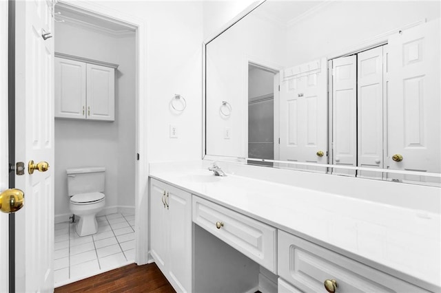 385 Windermere Cir, Newnan, GA 30265 - bathroom with ornamental molding, toilet, vanity, and baseboards