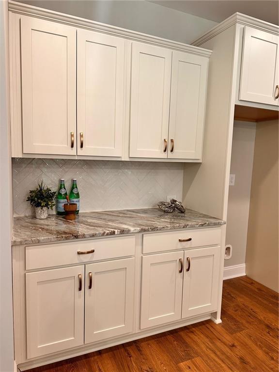 101 Red Oak Ln, Carrollton, GA 30116 - bar area featuring decorative backsplash and dark wood-type flooring
