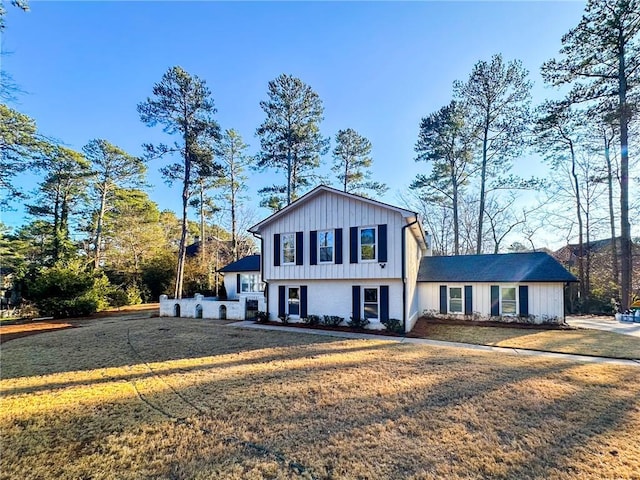 view of front of house with a front lawn