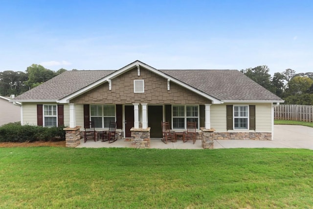 craftsman-style home featuring a front lawn