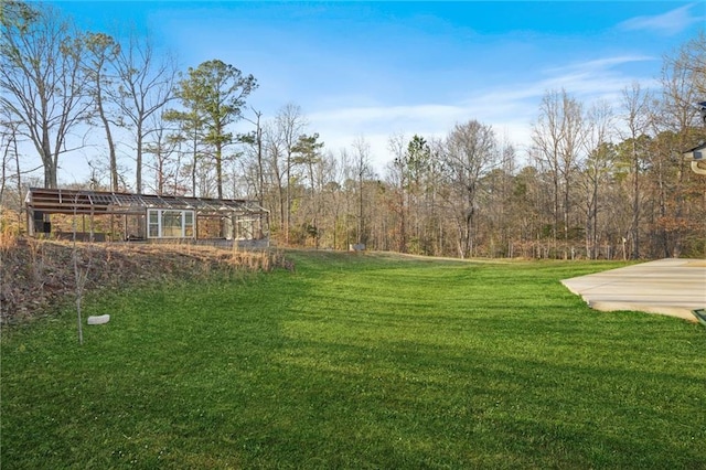 view of yard featuring an outdoor structure