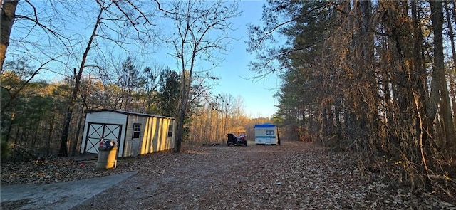 view of yard featuring a storage unit