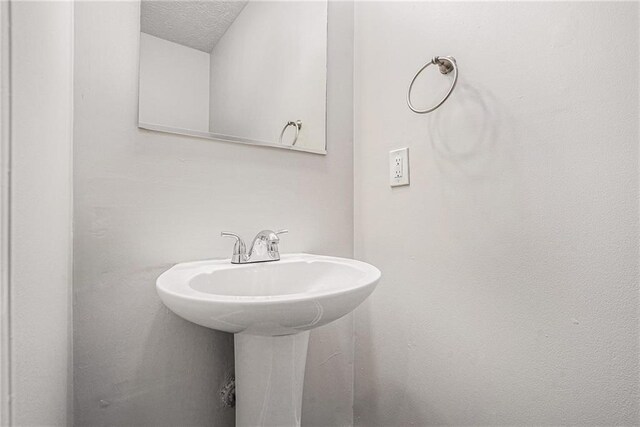 bathroom featuring a textured ceiling