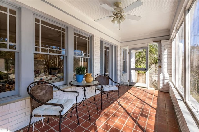 sunroom with ceiling fan