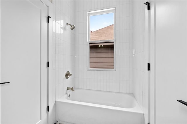 bathroom with tiled shower / bath