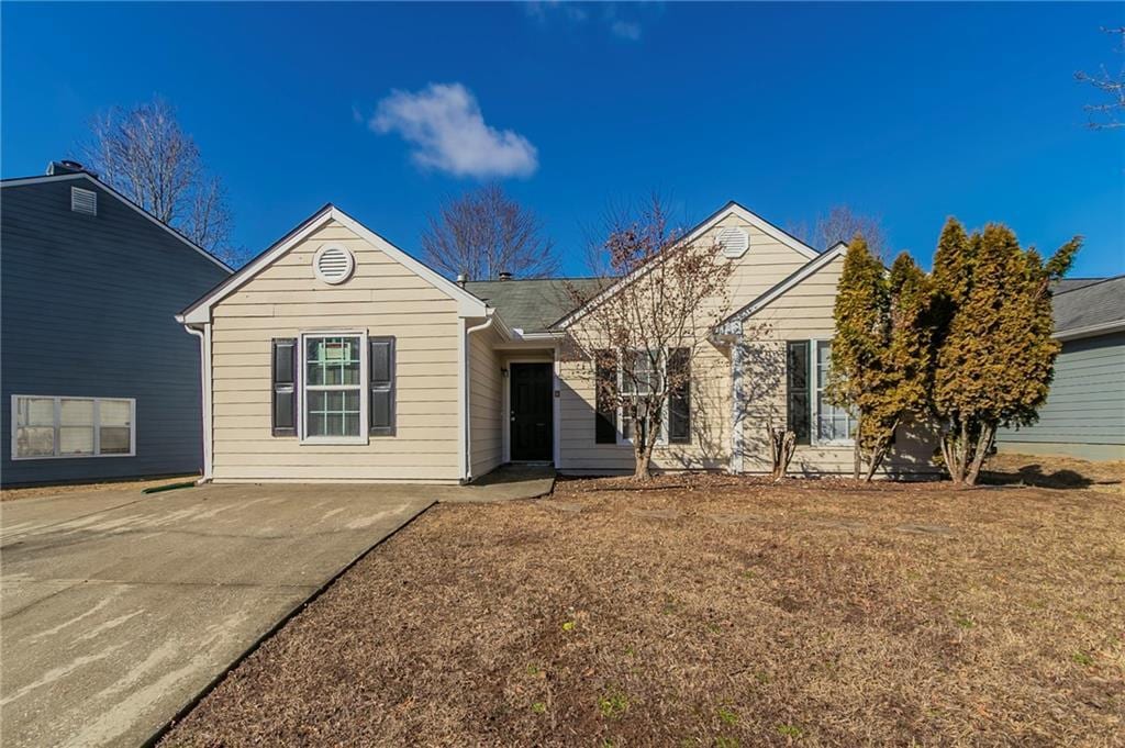 view of front of property with a front lawn