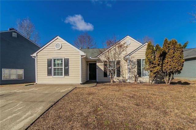 view of front of property with a front lawn