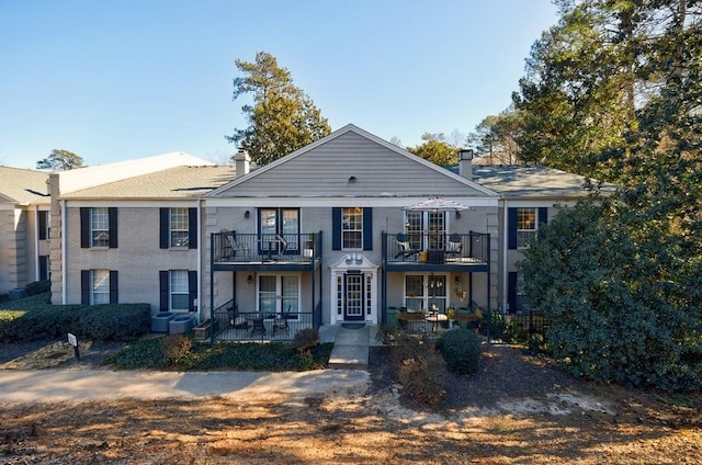 view of front facade featuring a balcony