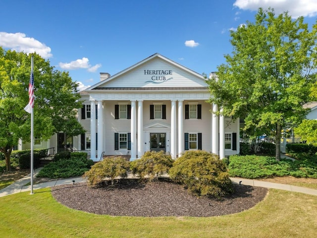 view of front of home featuring a front lawn