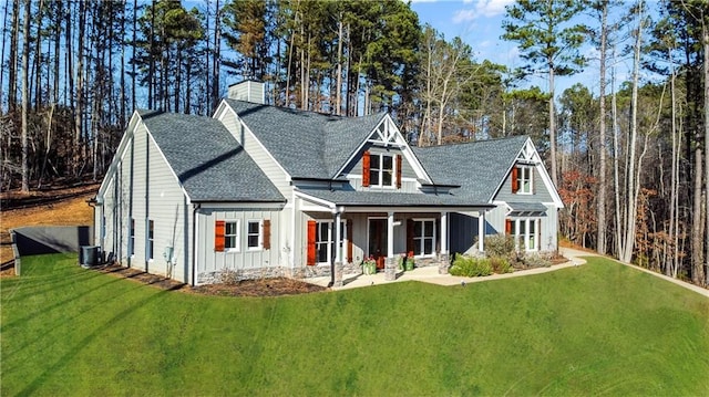 view of front of home featuring central AC unit and a front yard