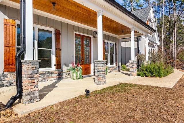 entrance to property featuring a porch