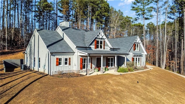 view of front of property featuring cooling unit and a front yard