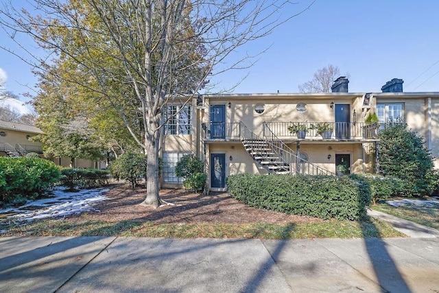 townhome / multi-family property featuring a balcony