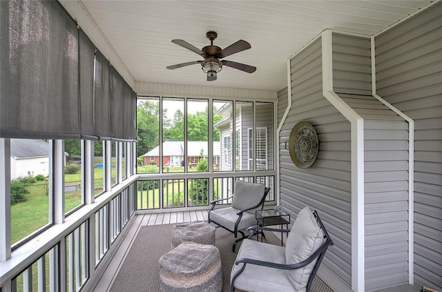 sunroom / solarium featuring a ceiling fan