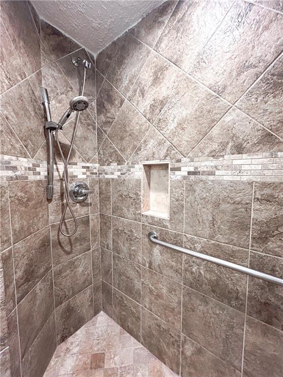 3077 Oakside Cir, Alpharetta, GA 30004 - bathroom featuring tiled shower