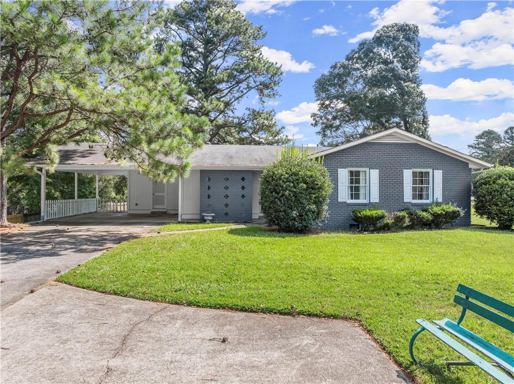 view of front of property featuring a front lawn