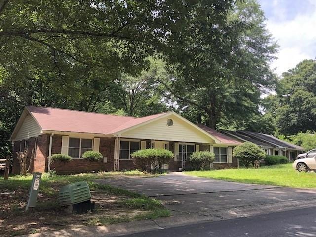 ranch-style home with a front lawn