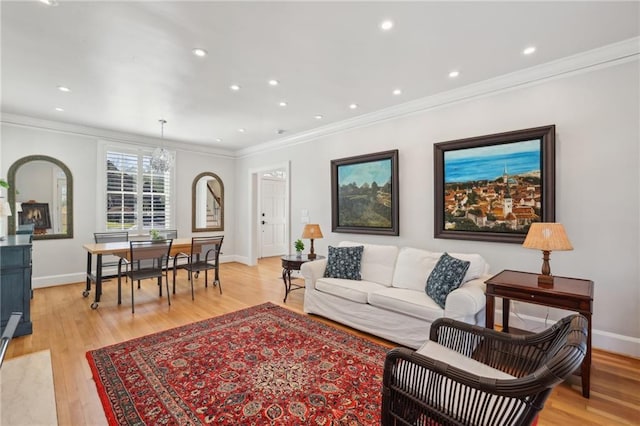 living area with light wood-style flooring, ornamental molding, baseboards, and recessed lighting